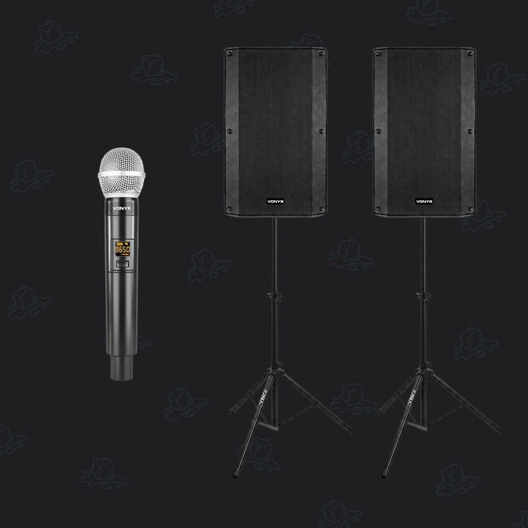Twee speakers op statieven met een draadloze microfoon.