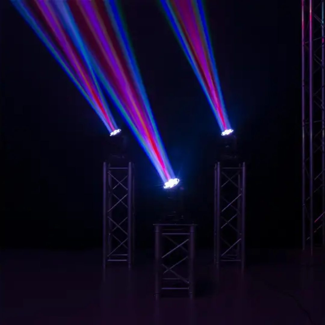 Drie BeamZ Cobra 160 moving heads projecteren kleurrijke laserstralen tussen truss-pilaren.