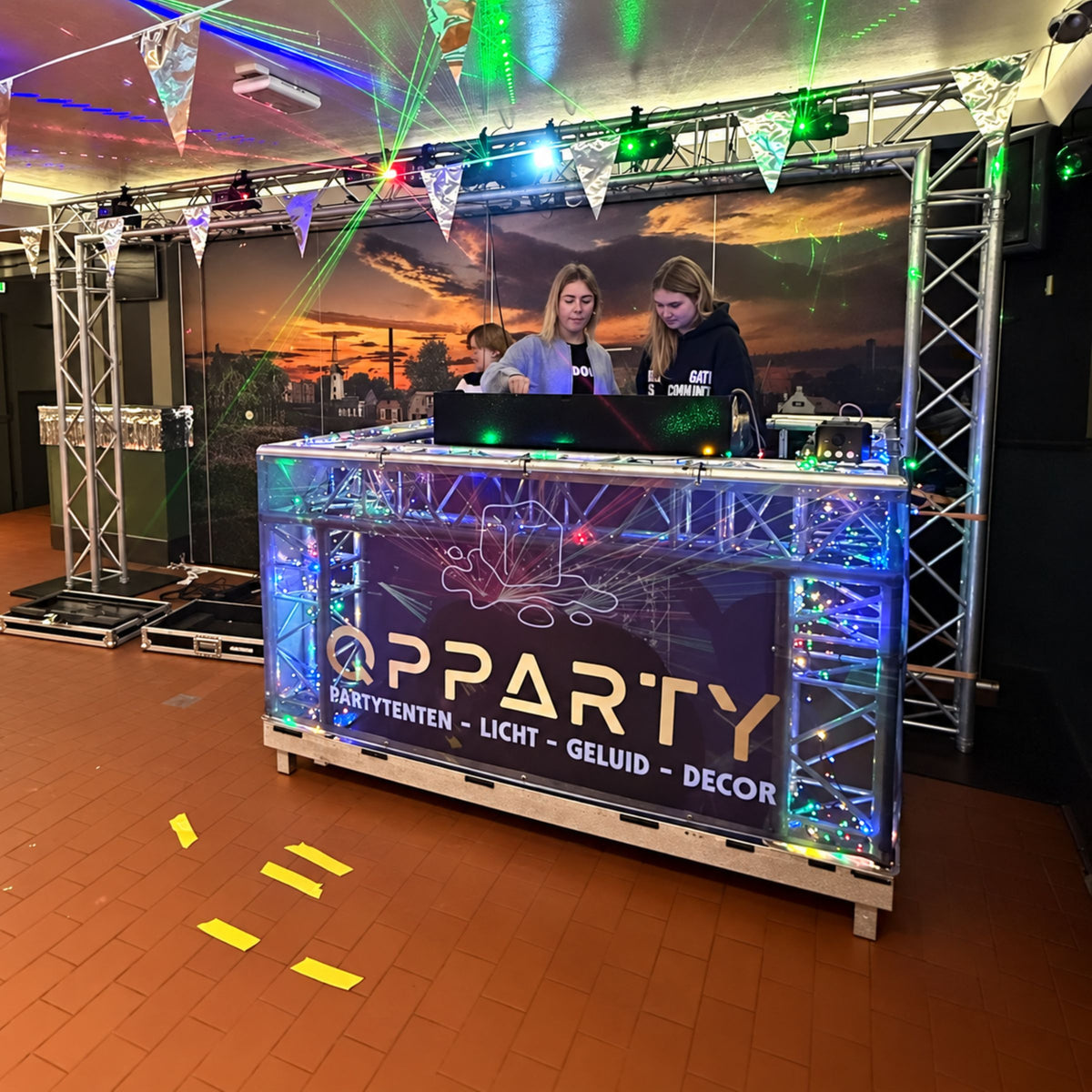 DJ-show van Qpparty met truss DJ-booth, licht en lasers