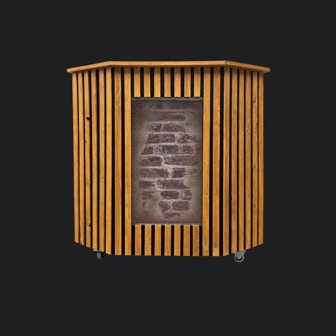 Houten DJ-booth op wielen met verticale latten en een middenpaneel met baksteenlook, gezien vanaf de voorzijde.