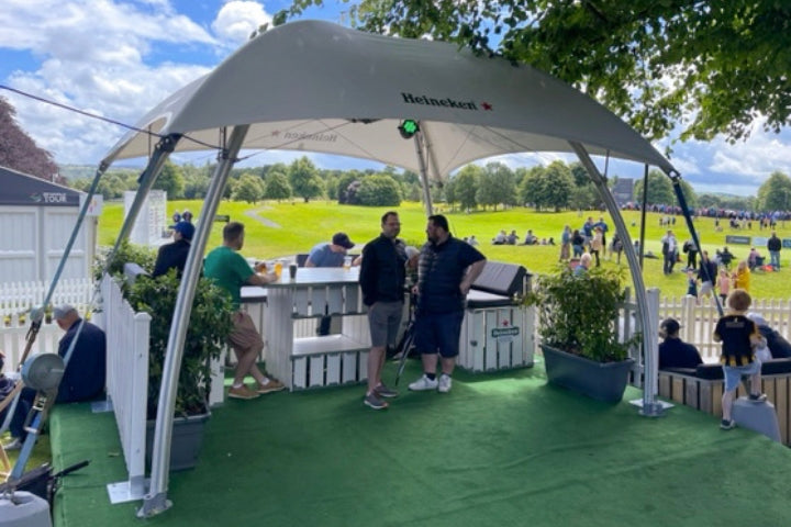 Lounger met verlichting tijdens een bedrijfsevenement in de buitenlucht.