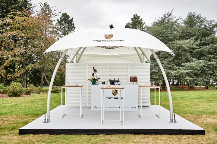 Lounger met standopstelling tijdens een buitenevenement.