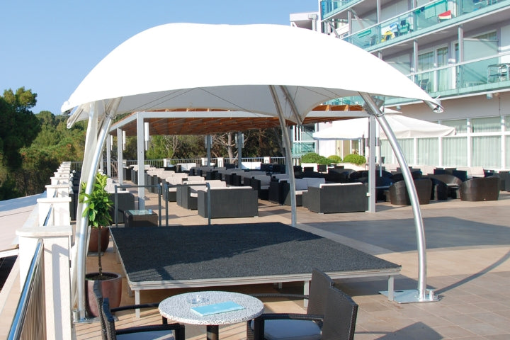 Terrasopstelling met overkapping bij een horecalocatie.