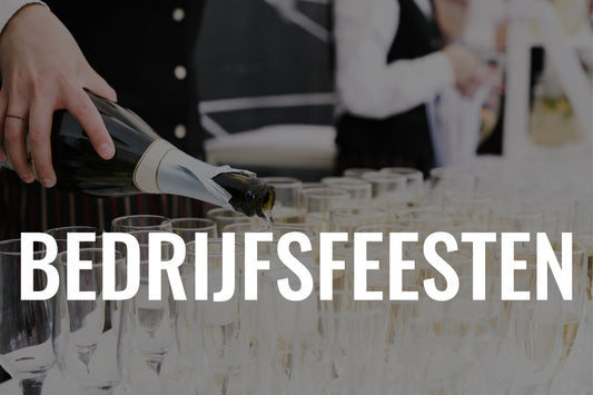 Bedrijfsfeest met champagneglazen en bediening tijdens een evenement.