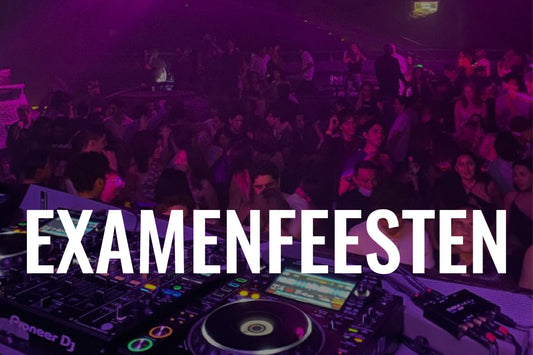 Examenfeest met DJ en dansende mensen onder paarse verlichting.