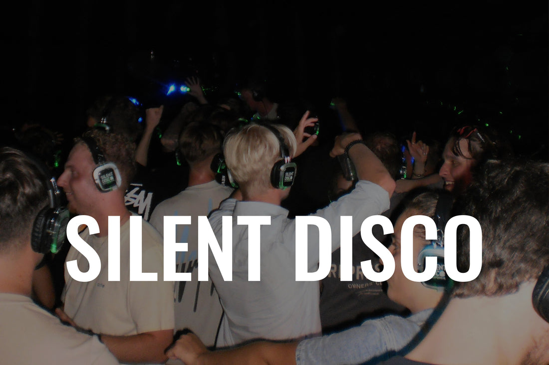 Silent Disco met mensen die dansen met draadloze koptelefoons.