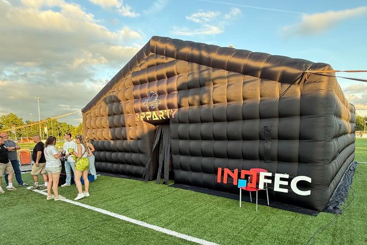 Opblaastent geplaatst op een voetbalveld tijdens een evenement.