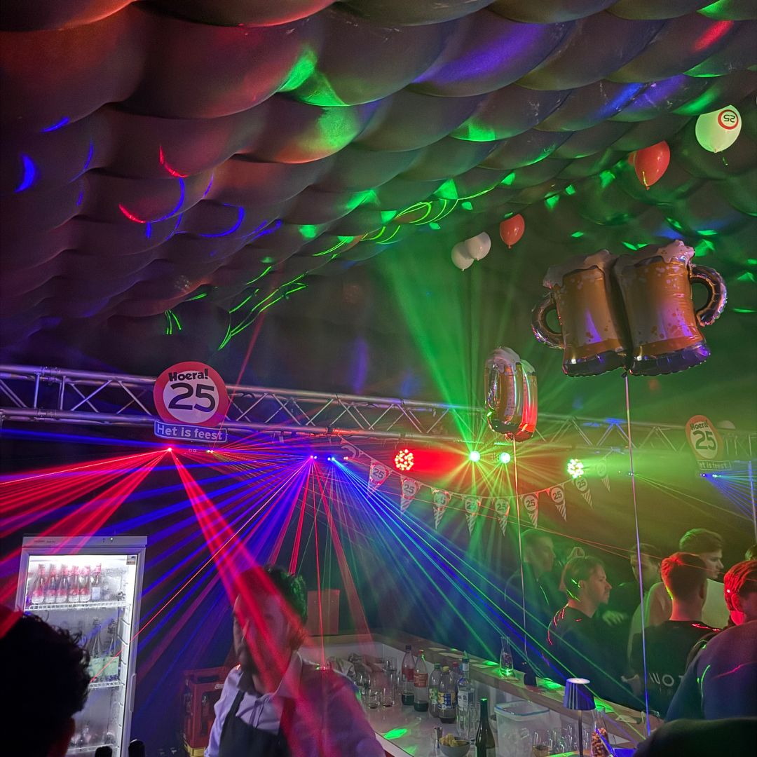 Feest in een opblaasbare partytent met kleurrijke verlichting en lasers
