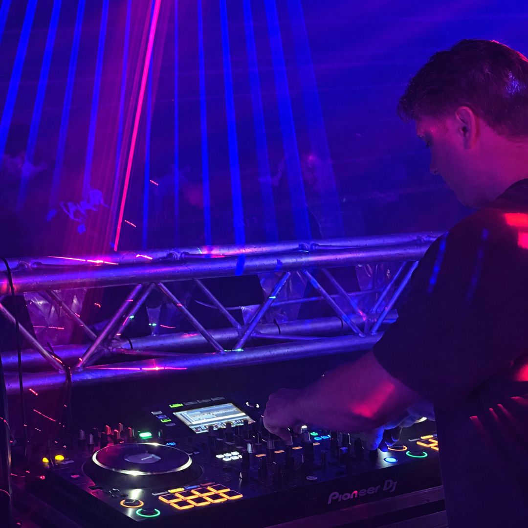 DJ