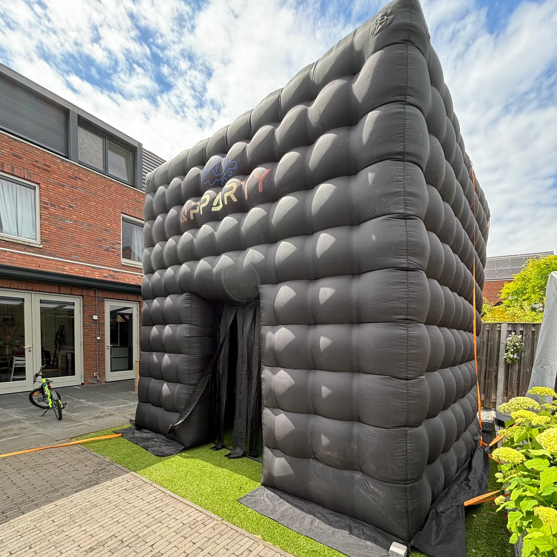 Kleine opblaasbare partytent huren compleet en betaalbaar