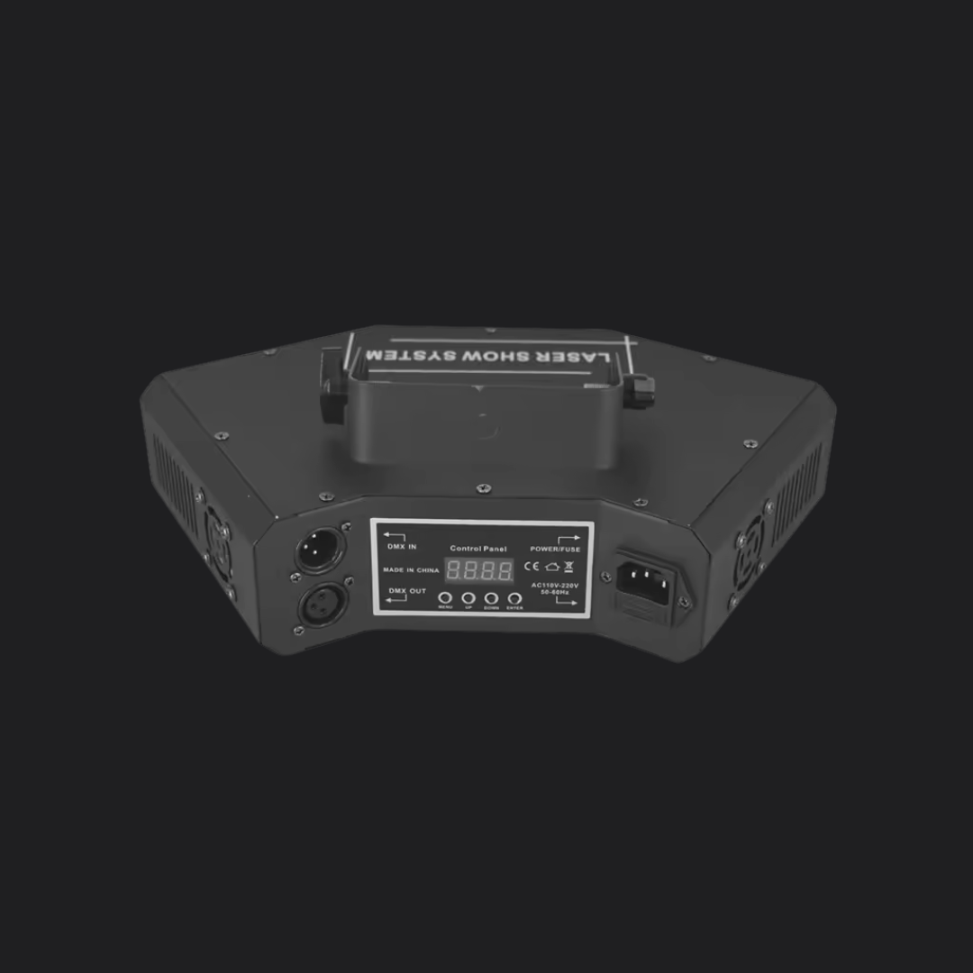 Foto van de achterzijde van een zwarte lasershow-unit met aansluitingen, bediening en ventilatieopeningen, weergegeven tegen een donkere achtergrond.