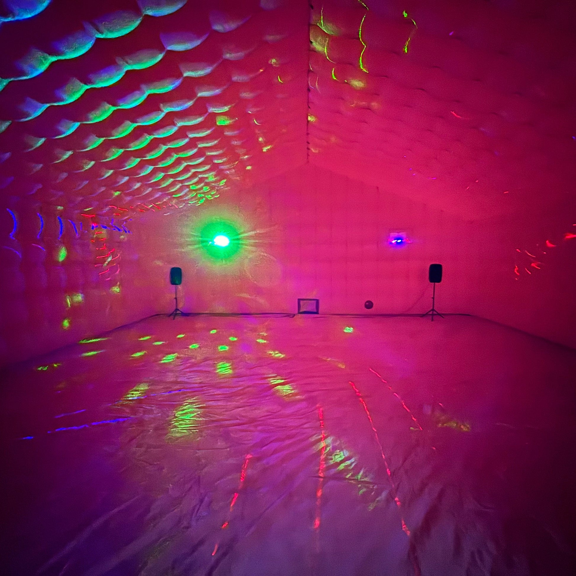 Opblaasbare evenemententent van QPparty op gras, formaat 4×10×10 meter, binnen in. Voor grote feesten van 150 mensen. Ideaal voor bedrijfsfeesten.