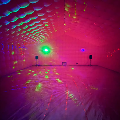 Opblaasbare evenemententent van QPparty op gras, formaat 4×10×10 meter, binnen in. Voor grote feesten van 150 mensen. Ideaal voor bedrijfsfeesten.