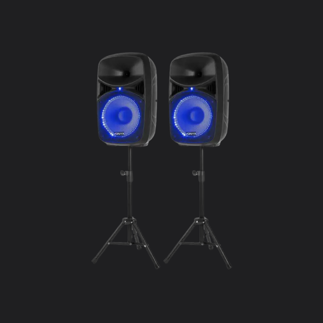 Foto van een 600W Qpparty speaker set met twee luidsprekers op statieven, voorzien van blauwe LED-lichteffecten in de woofer, weergegeven tegen een donkere achtergrond.