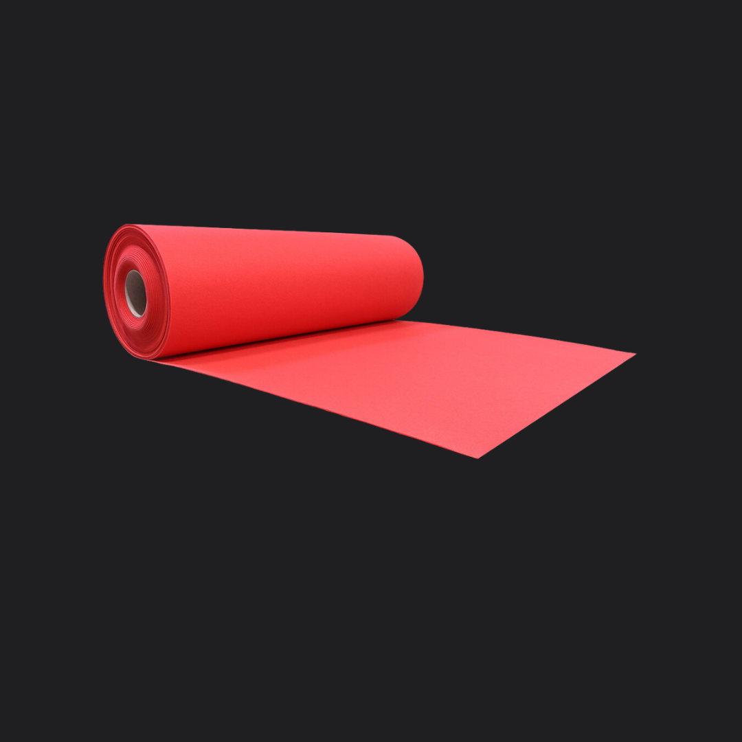 Rol rode loper van Qpparty, 1 meter breed en 3 meter lang, gedeeltelijk uitgerold op een donkere achtergrond.