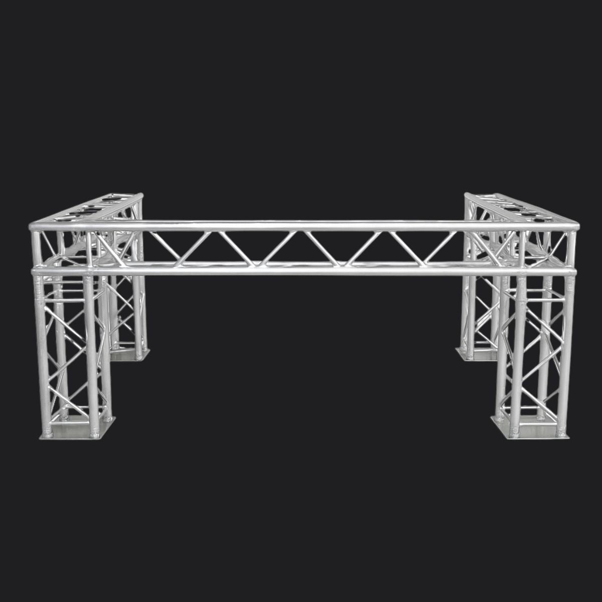 3D-render van een Qpparty DJ booth opgebouwd uit een aluminium trussconstructie van 1,3 meter hoog en 3,6 meter breed en lang, weergegeven tegen een donkere achtergrond.