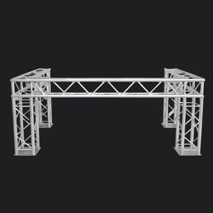 3D-render van een Qpparty DJ booth opgebouwd uit een aluminium trussconstructie van 1,3 meter hoog en 3,6 meter breed en lang, weergegeven tegen een donkere achtergrond.