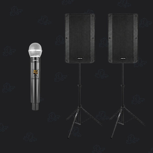 Twee speakers op statieven met een draadloze microfoon.