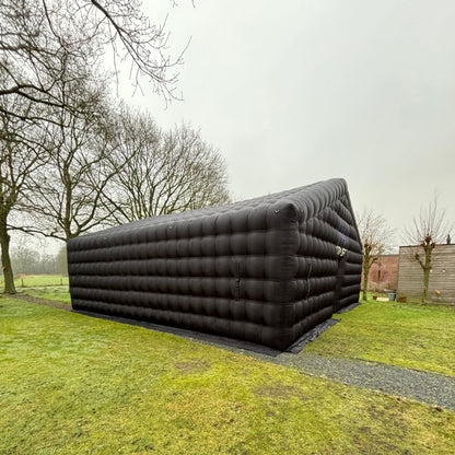 Opblaasbare evenemententent van QPparty op gras, formaat 4×10×10 meter, zijkant. Voor grote feesten van 150 mensen. Ideaal voor bedrijfsfeesten.