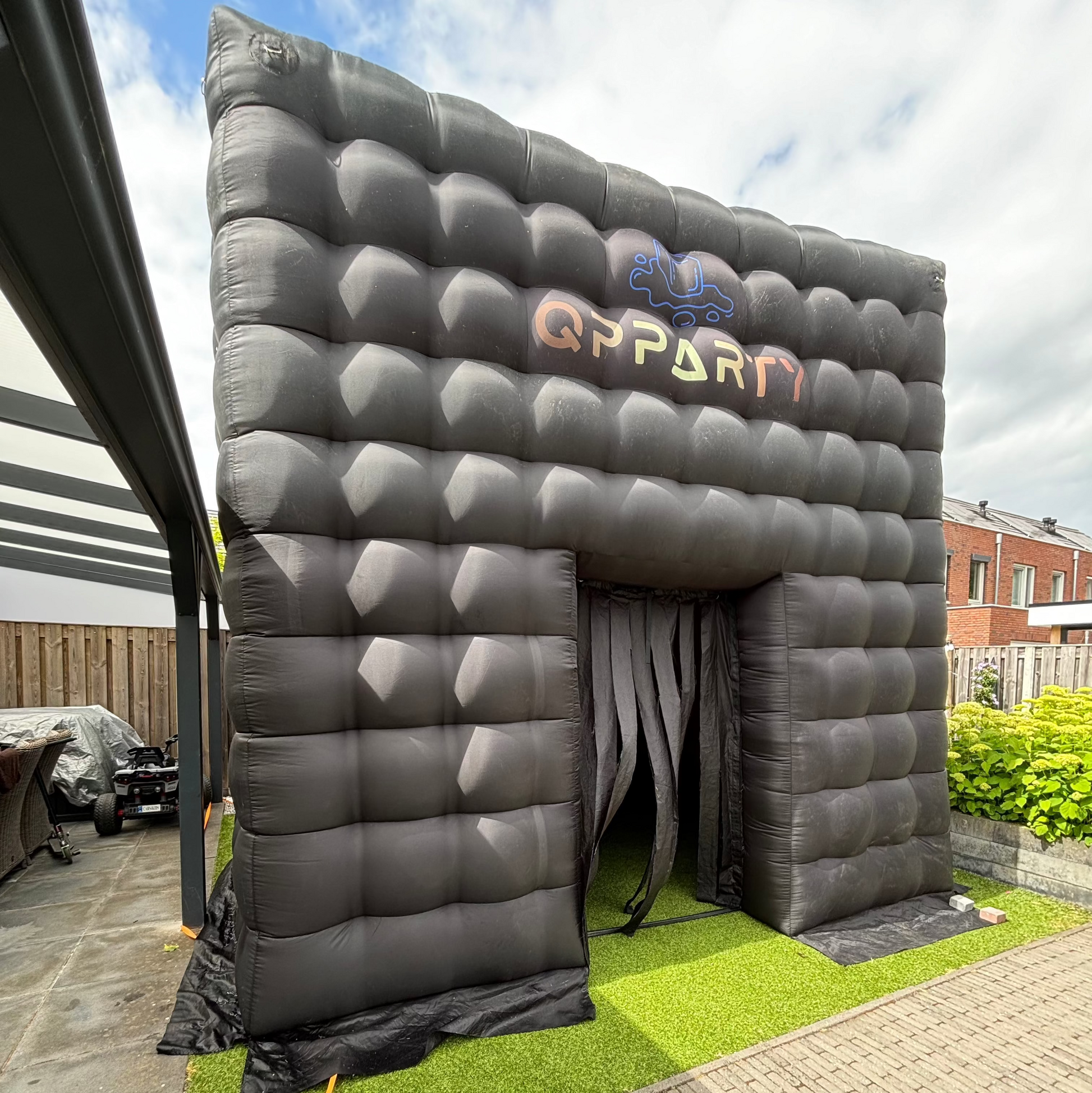 Kleine opblaasbare partytent huren compleet en betaalbaar