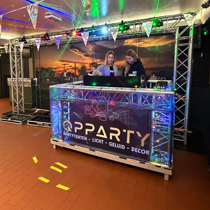DJ-show van Qpparty met truss DJ-booth, licht en lasers