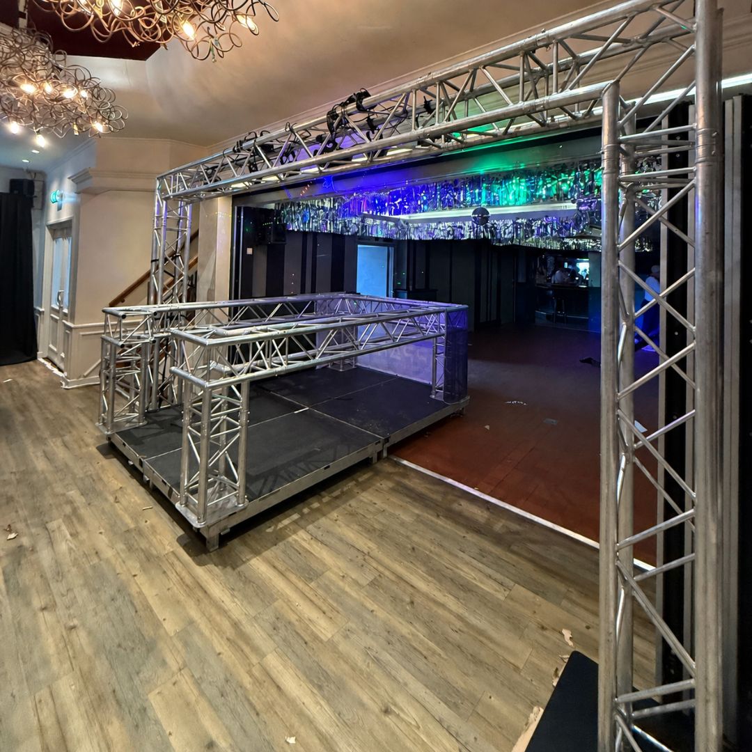 DJ-show van Qpparty met grote truss DJ-booth en lichtconstructie