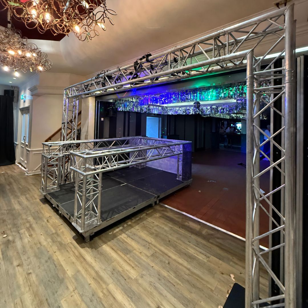 DJ-show met truss DJ-booth en lichtconstructie van Qpparty