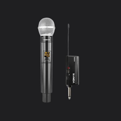 Zwarte draadloze microfoon met compacte ontvanger voor karaoke, speeches en presentaties.