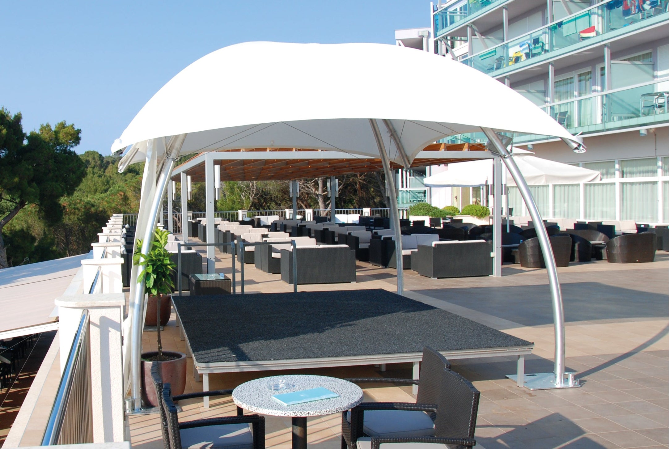 Eventtent opgesteld op een terras in een buitenomgeving