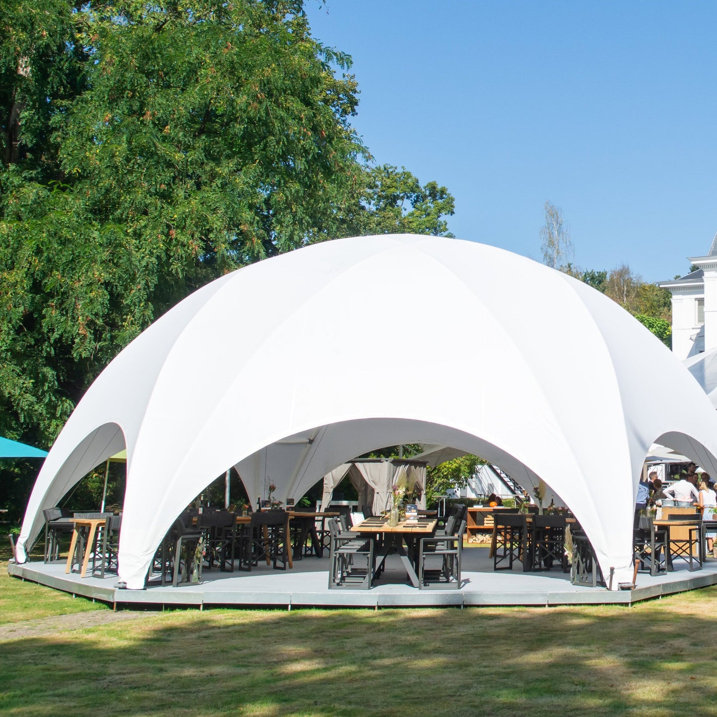 Hexadome M evenemententent ingericht voor een terras-evenement met eten en drinken tijdens een zakelijk event.