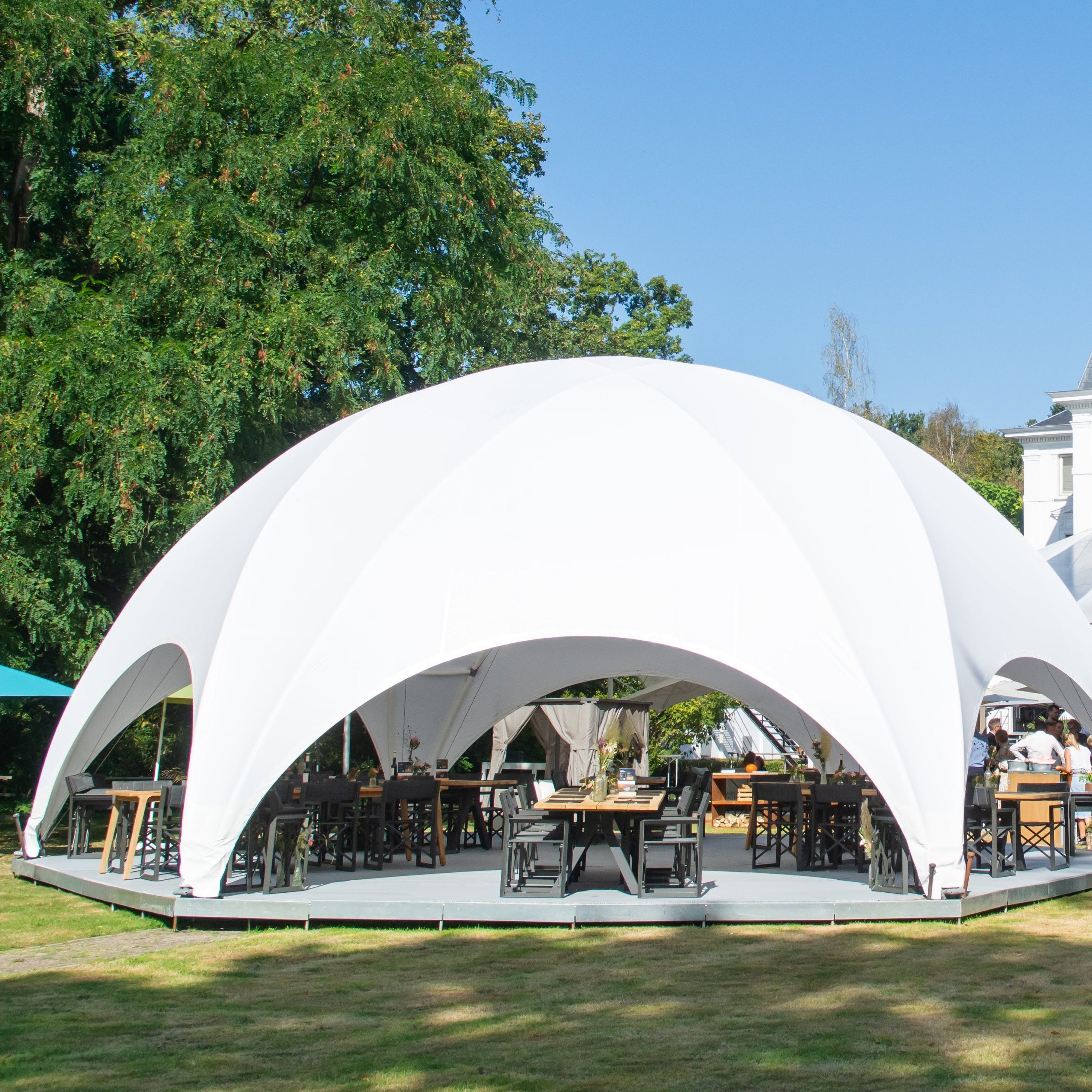 Hexadome M evenemententent ingericht voor een terras-evenement met eten en drinken tijdens een zakelijk event.