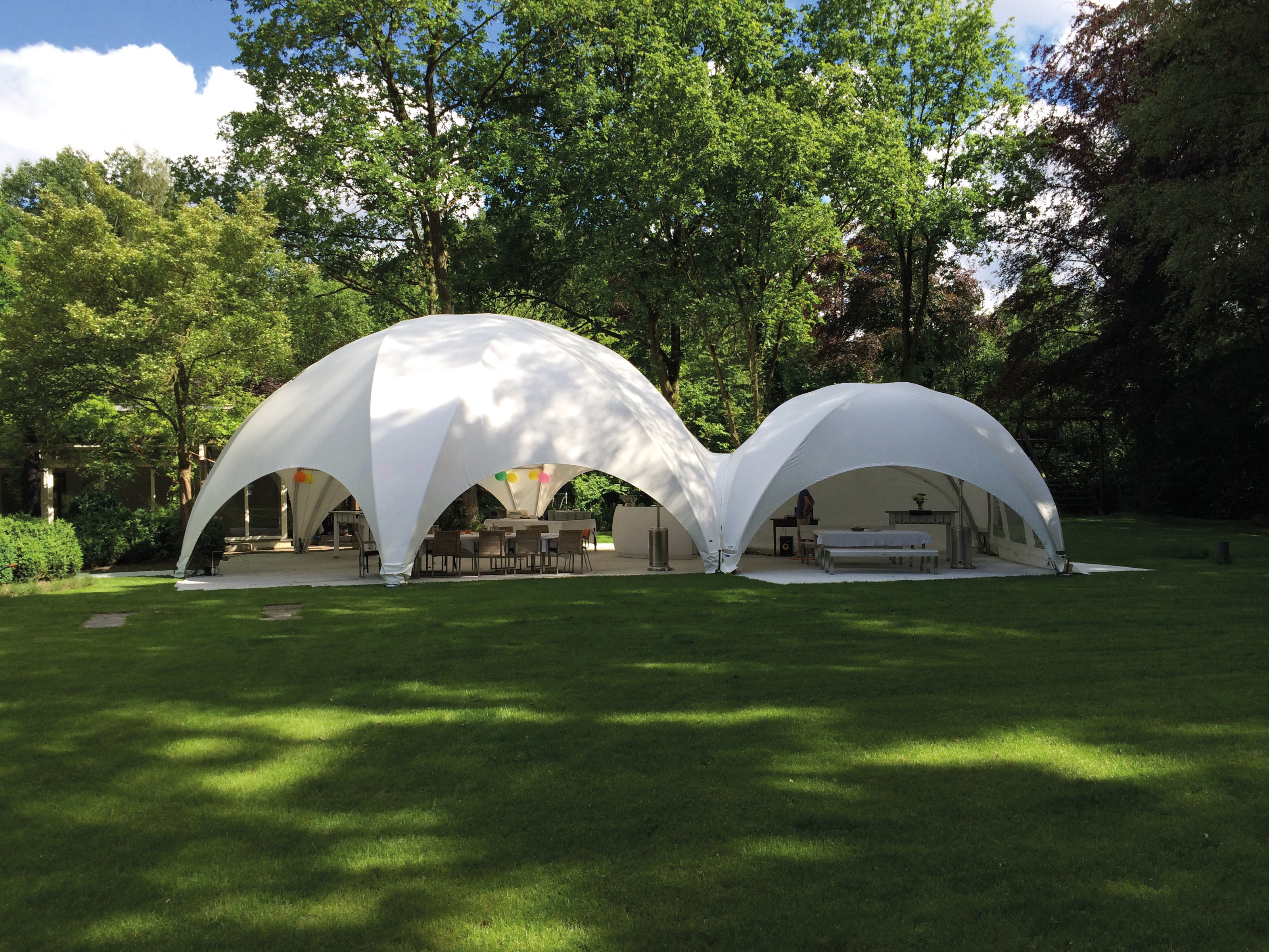 Witte Hexadome en Crossover aan elkaar in een groene buitenomgeving