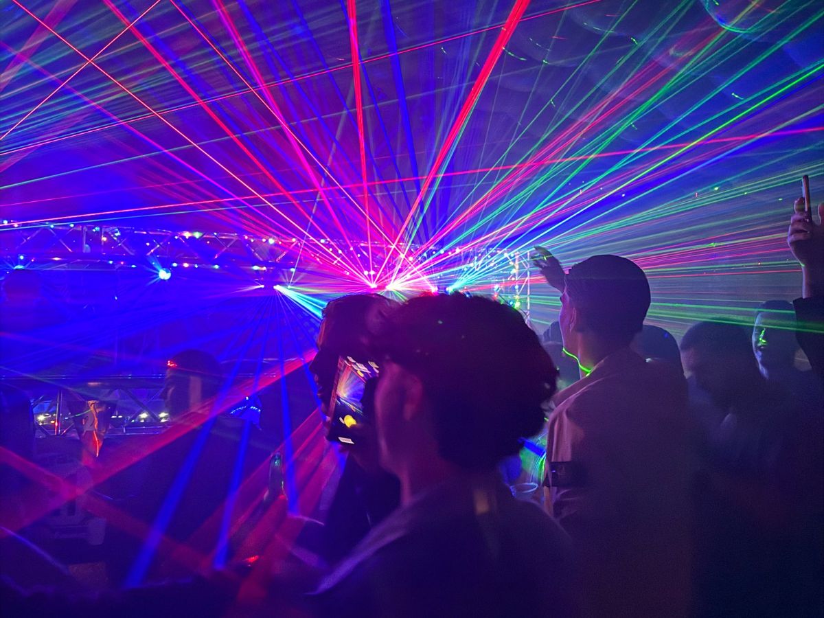 Feest met kleurrijke lasers van een DJ-show van Qpparty