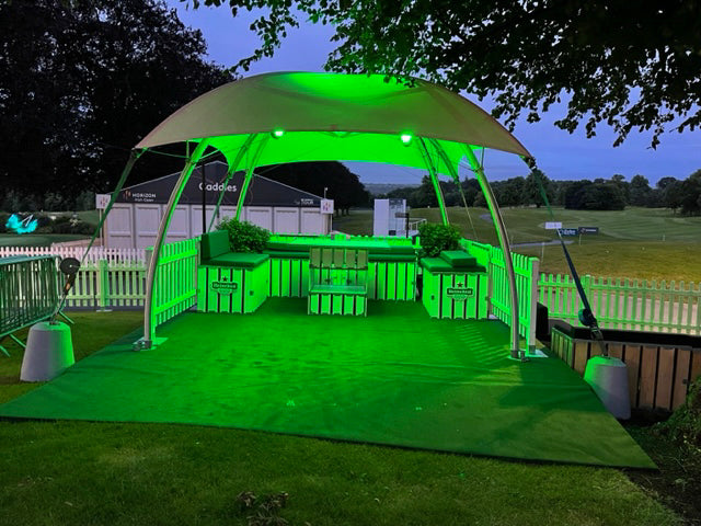 Lounge eventtent met baropstelling en hoge zitplaatsen in een buitenomgeving