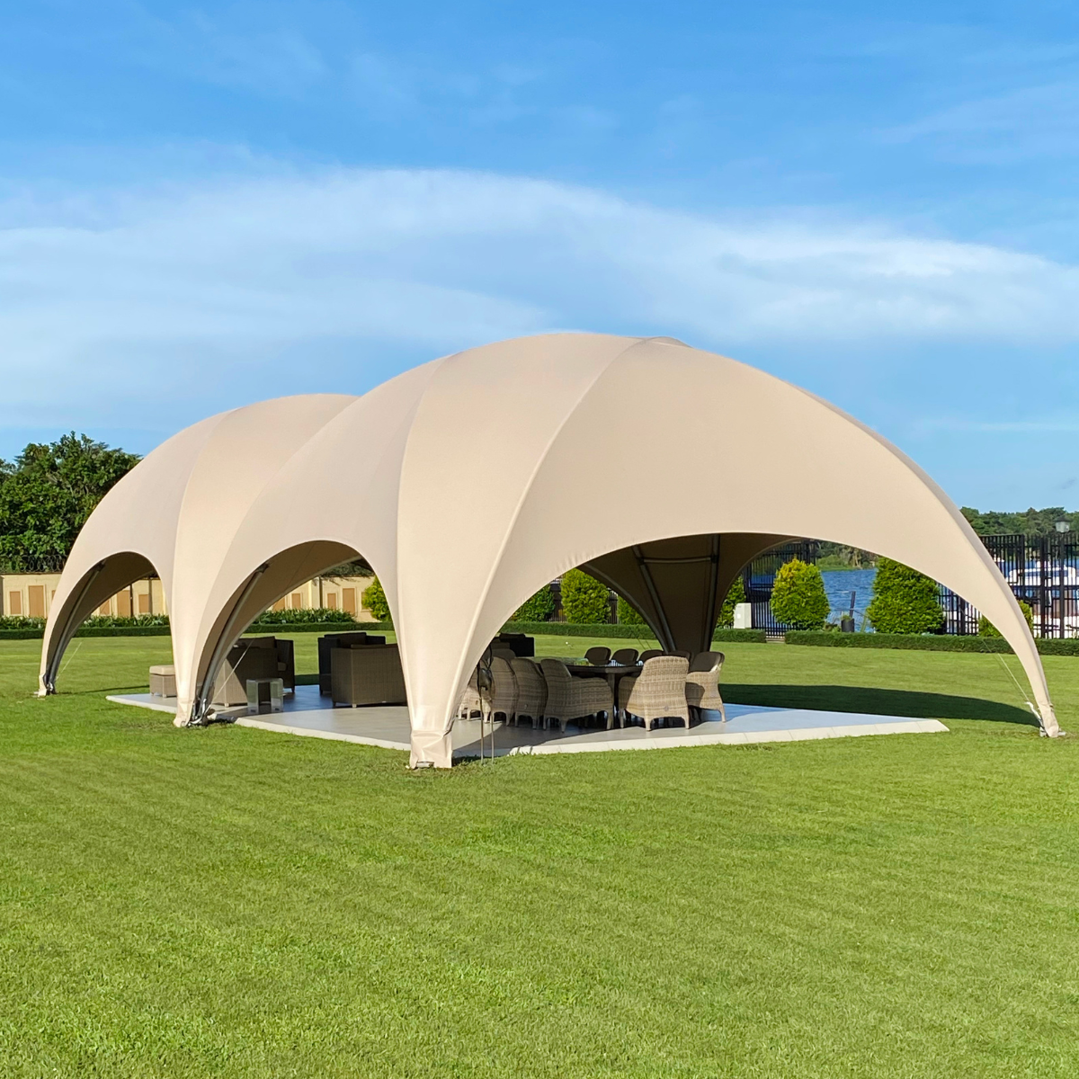 Beige Crossover eventtenten aan elkaar opgesteld in een groene buitenomgeving