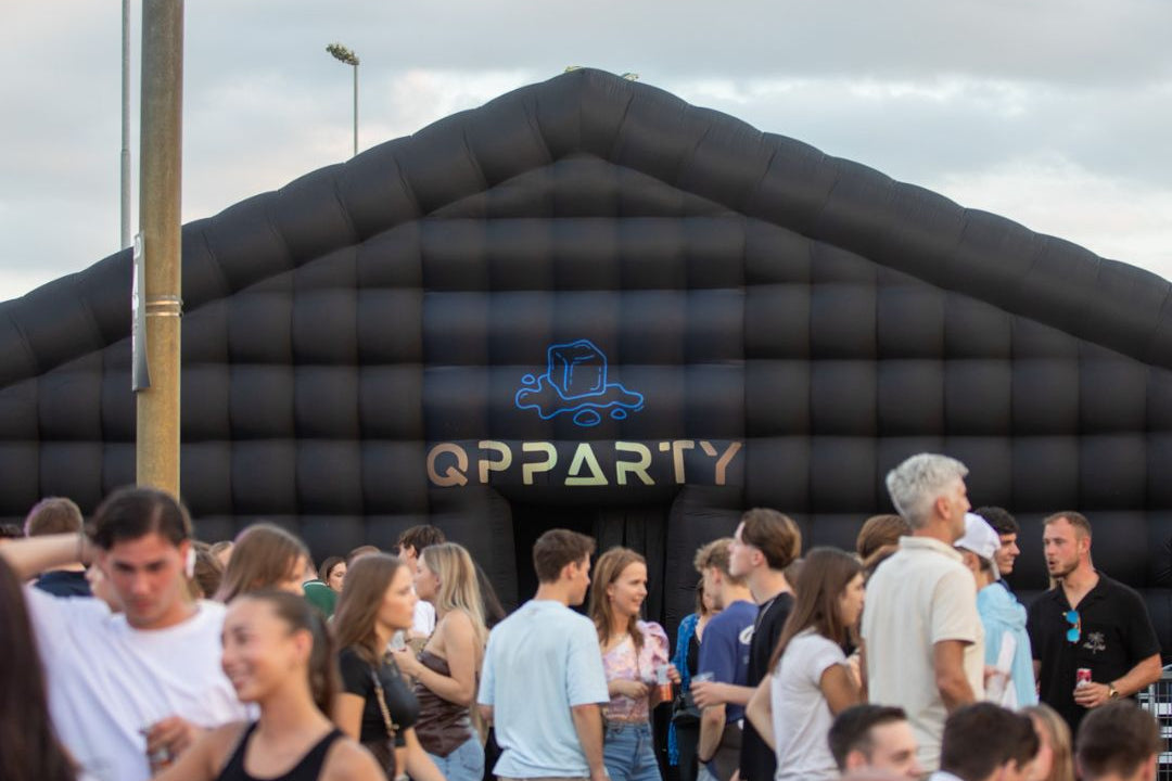 Grote opblaasbare partytent van Qpparty tijdens een evenement