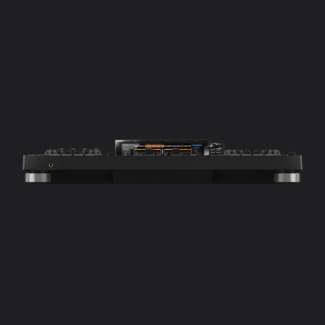 Laag achteraanzicht van de Pioneer XDJ-RX3 met zicht op de aansluitingen.