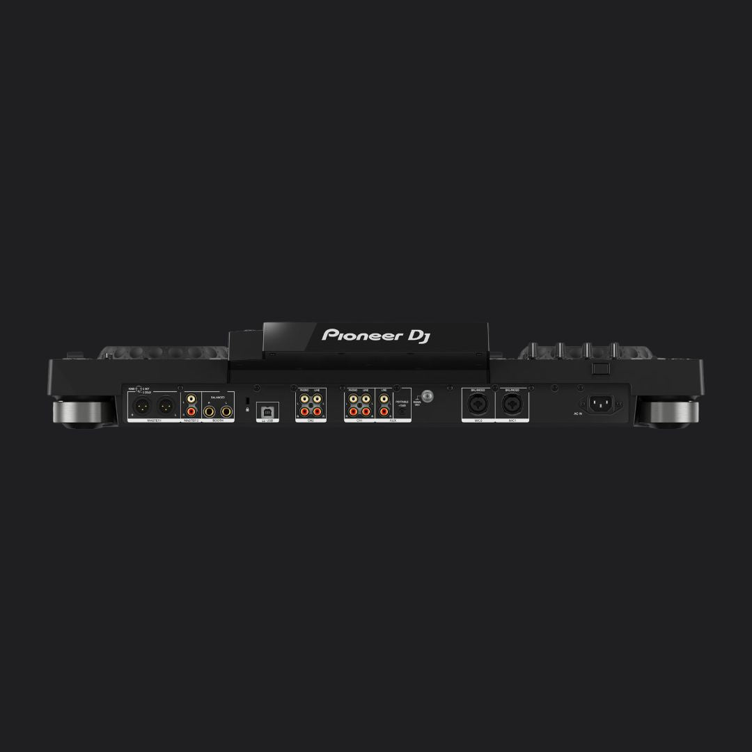 Achterzijde van de Pioneer XDJ-RX3 met audio-, USB- en microfoonaansluitingen.