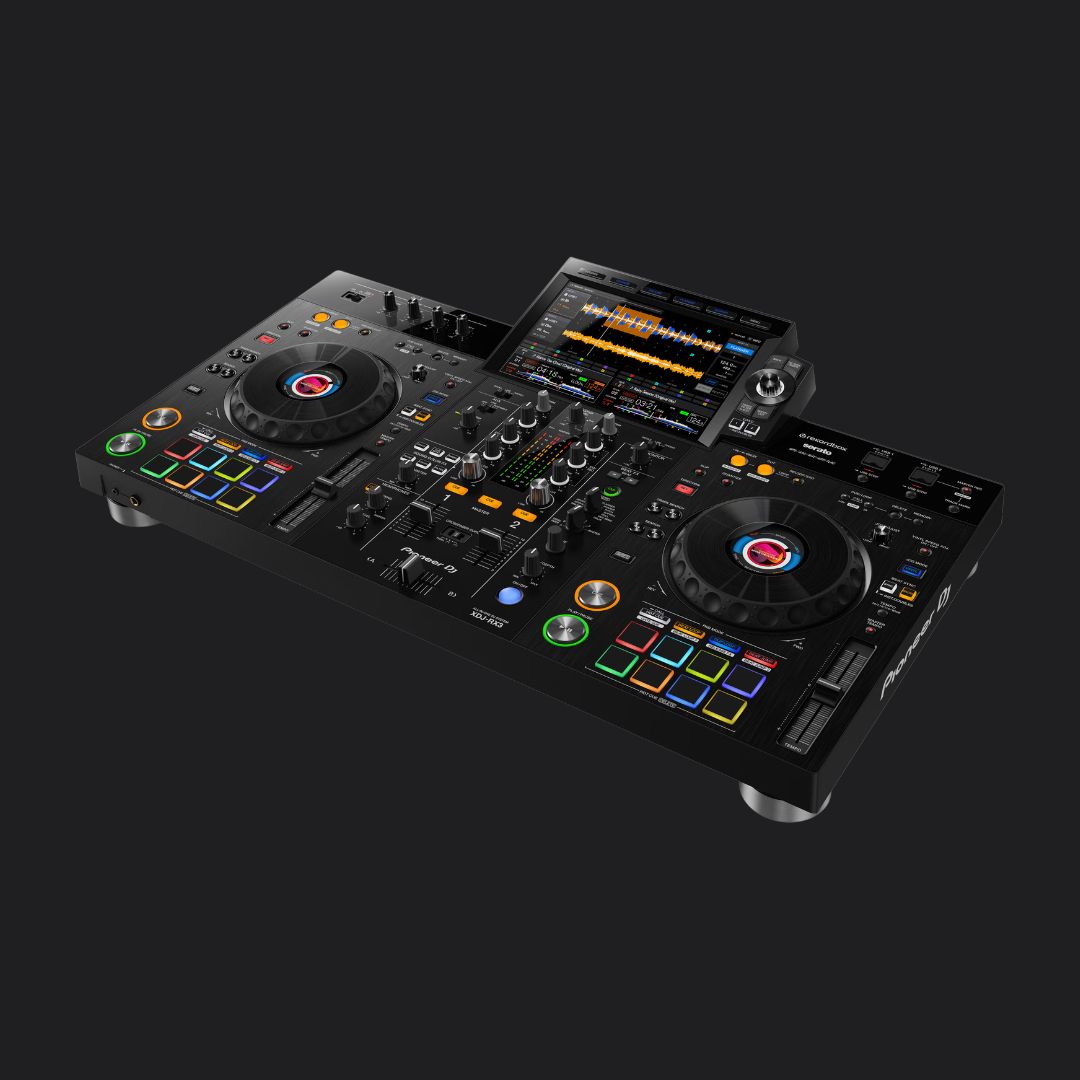 Schuin aanzicht van de Pioneer XDJ-RX3 met twee decks, mixer en touchscreen.