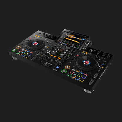 Schuin aanzicht van de Pioneer XDJ-RX3 met twee decks, mixer en touchscreen.