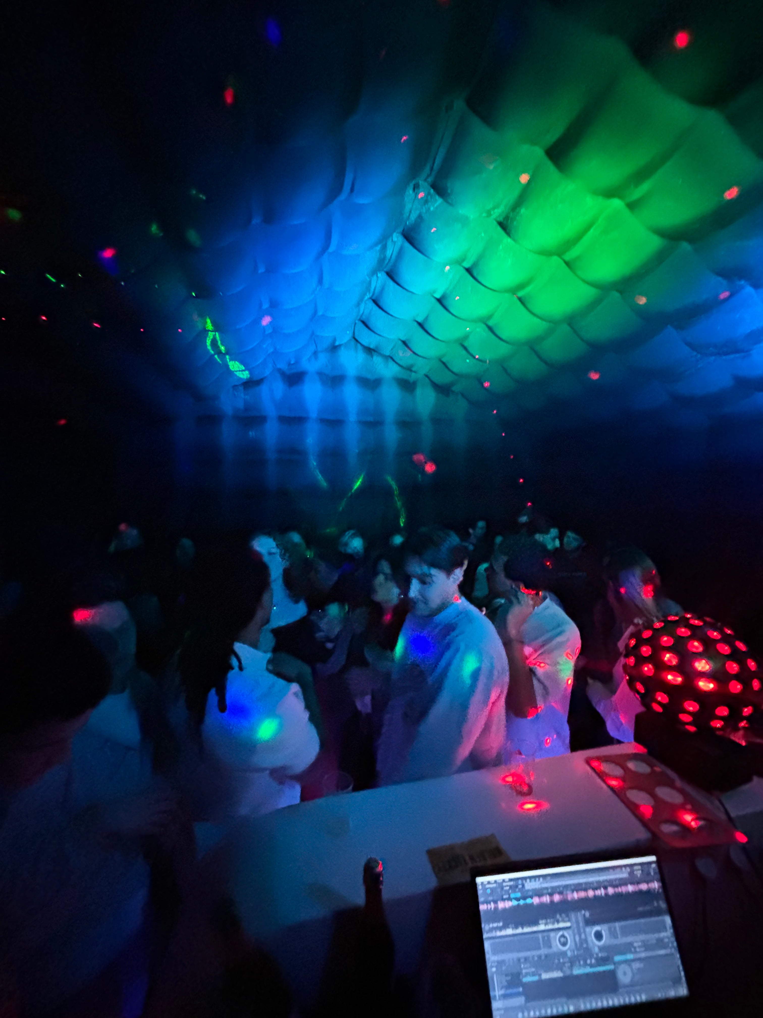 Feest in een opblaasbare tent van Qpparty met verlichting en muziek