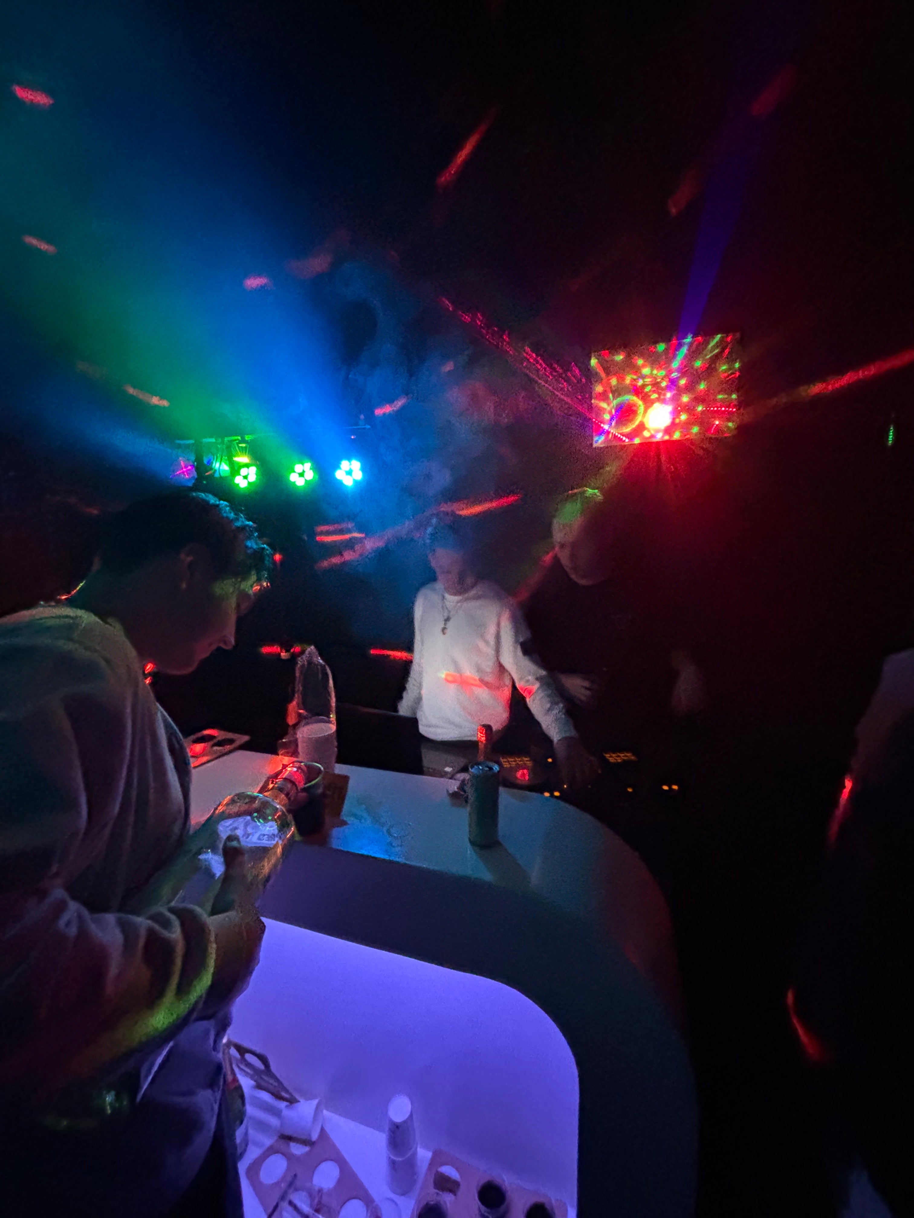 Feestverlichting en sfeer tijdens een evenement van Qpparty in de opblaasbare partytent