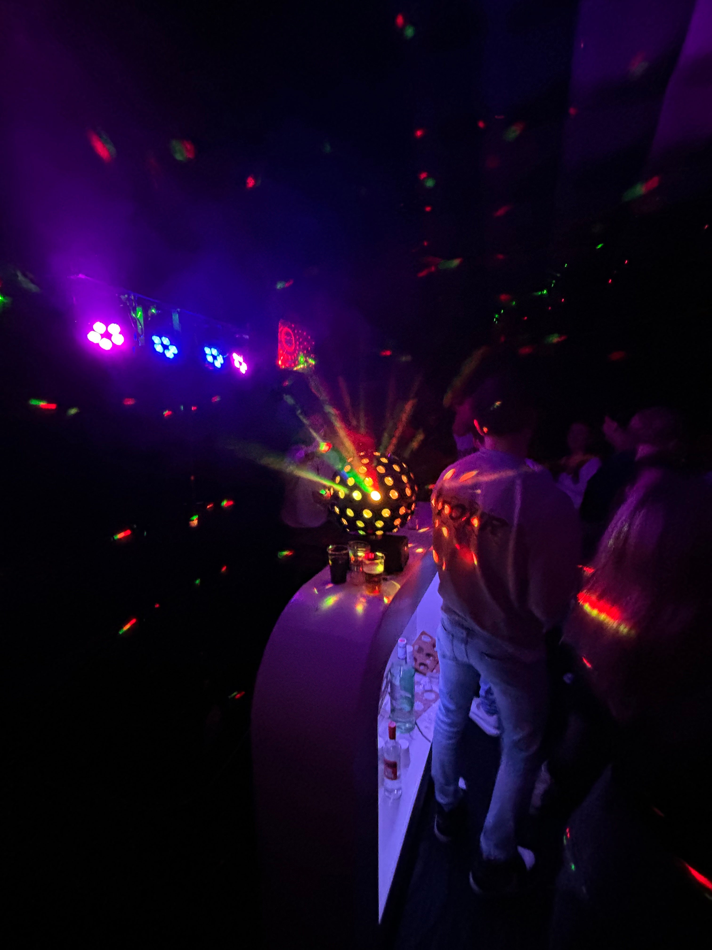 Feestverlichting tijdens een feest in een opblaasbare tent van Qpparty