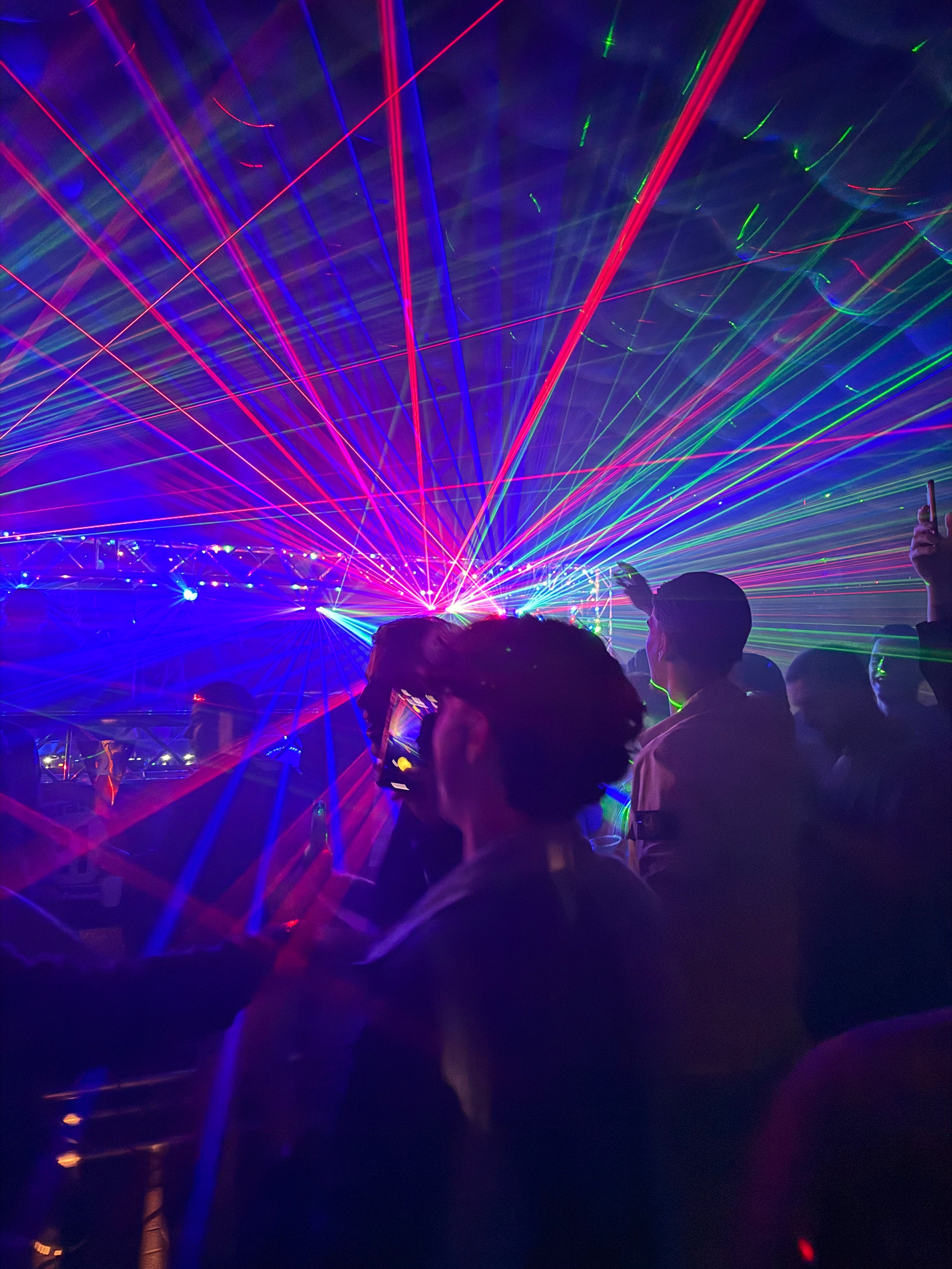 Feestverlichting met lasers tijdens een evenement van Qpparty