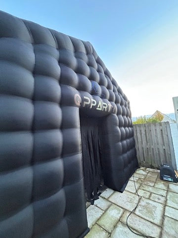 Zwarte opblaasbare tent van Qpparty buiten opgesteld