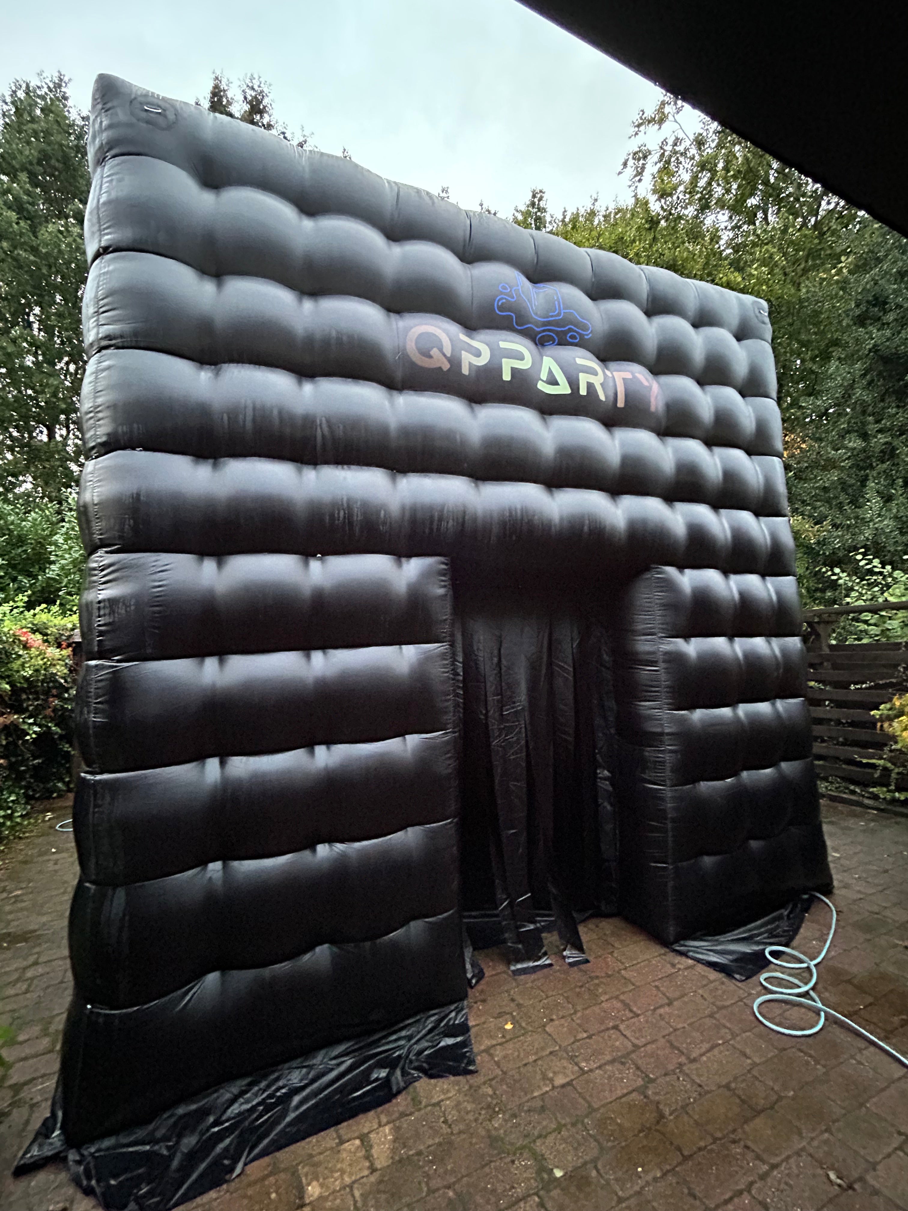 Kleine opblaasbare tent van Qpparty bij een woning