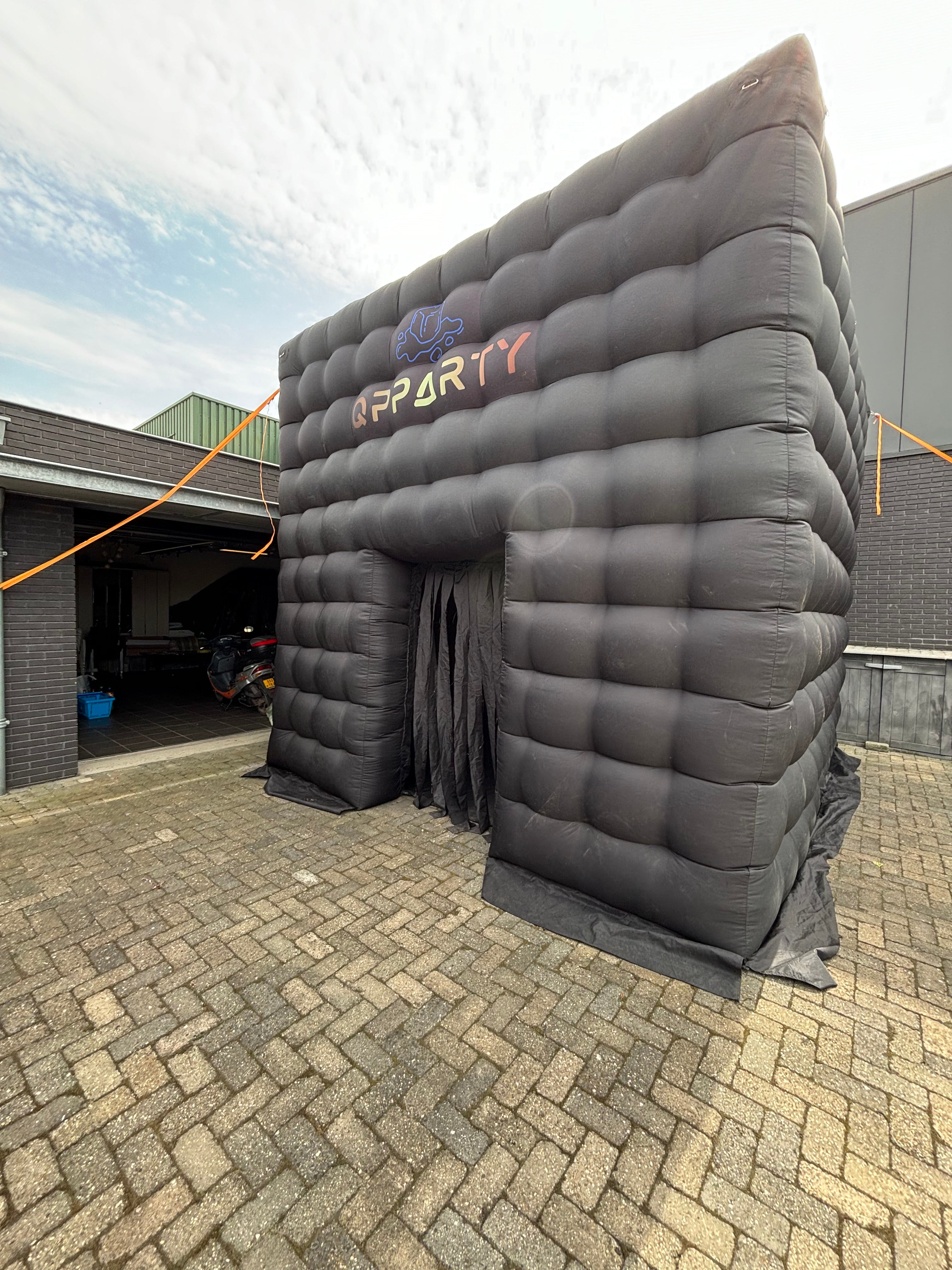 Opblaasbare tent van Qpparty opgesteld op een terrein