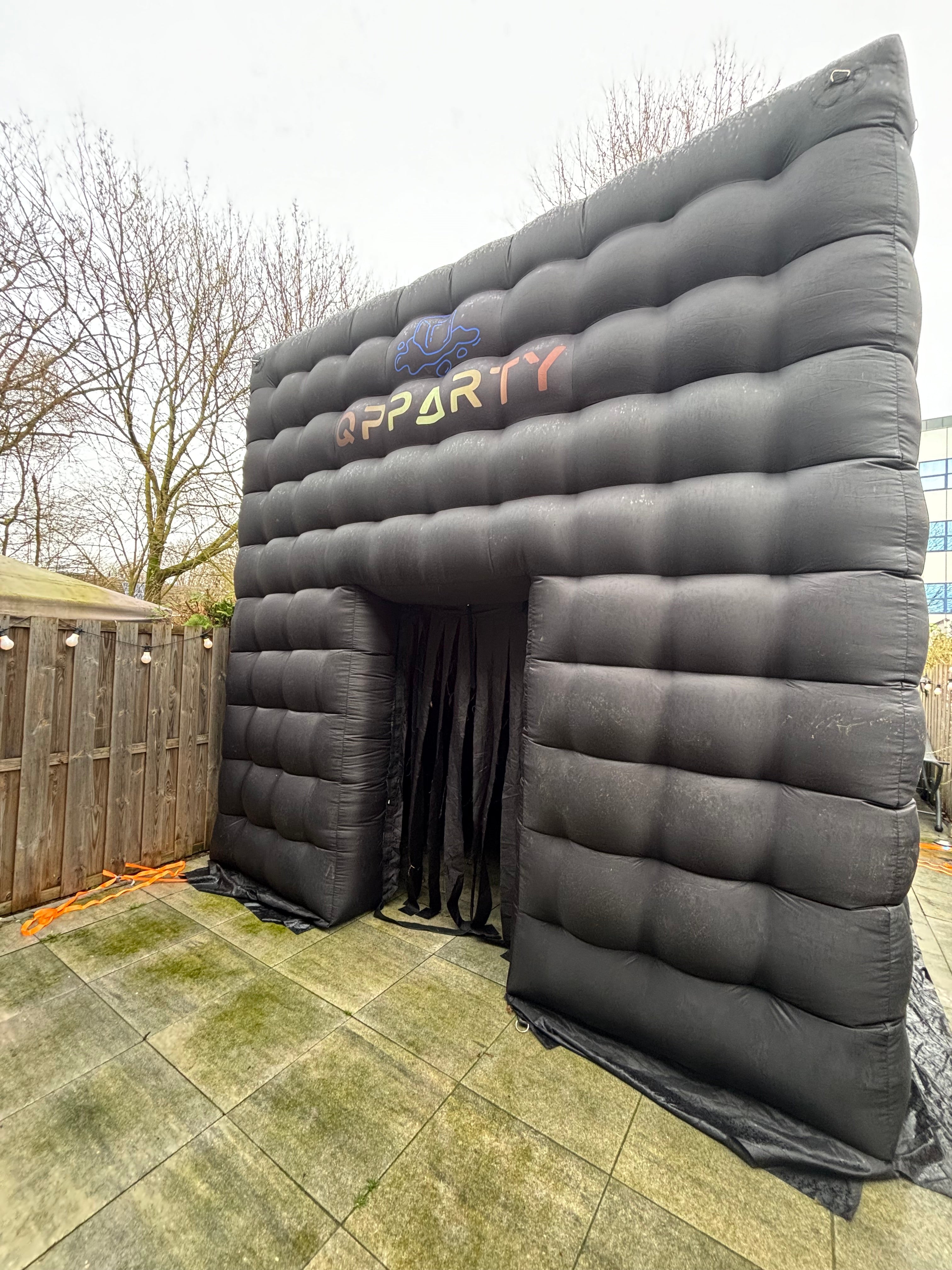 Opblaasbare tent van Qpparty bij een woning