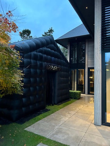 Opblaasbare tent van Qpparty opgesteld bij een woning