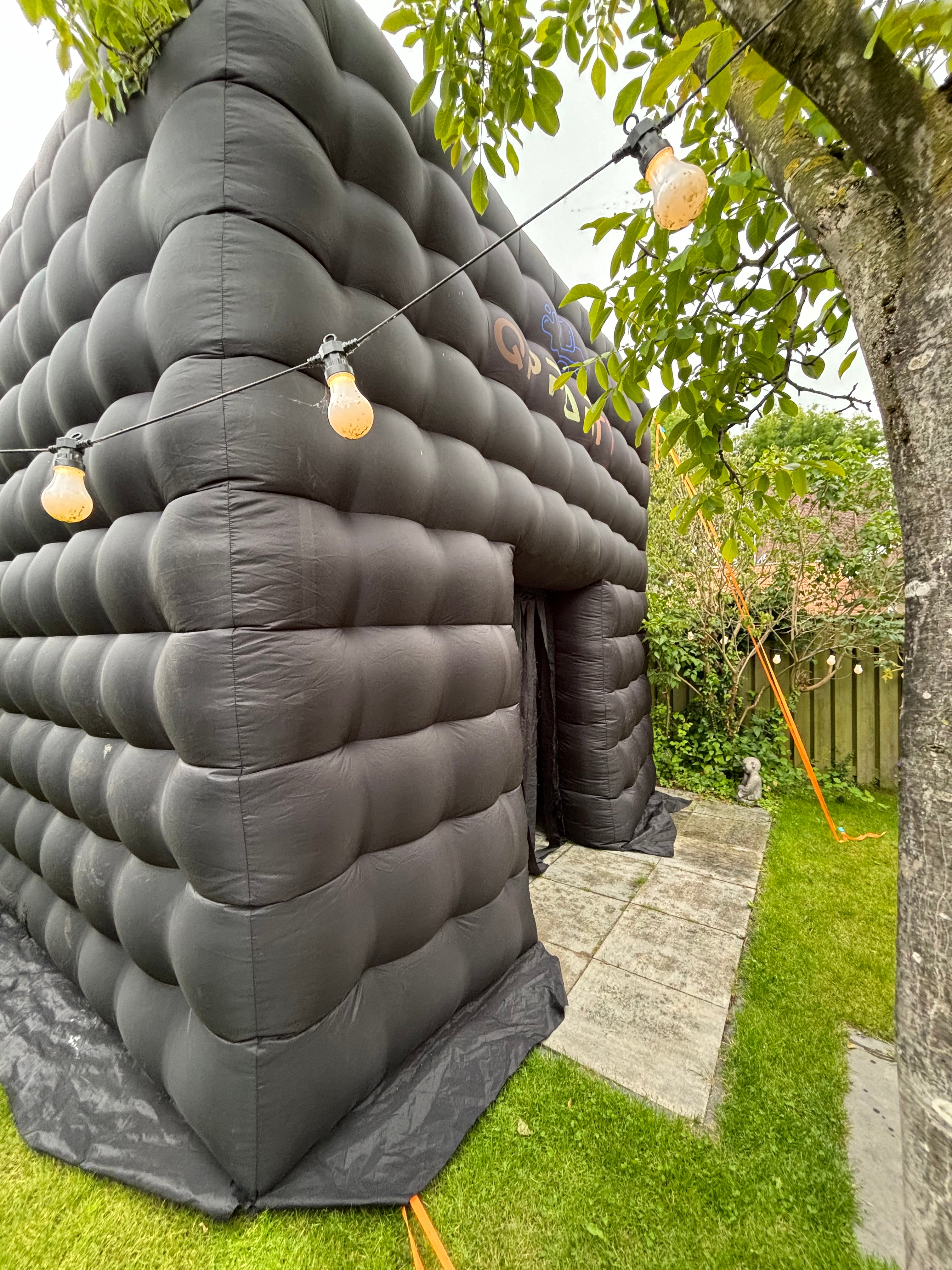 Zwarte opblaasbare tent van Qpparty buiten opgesteld